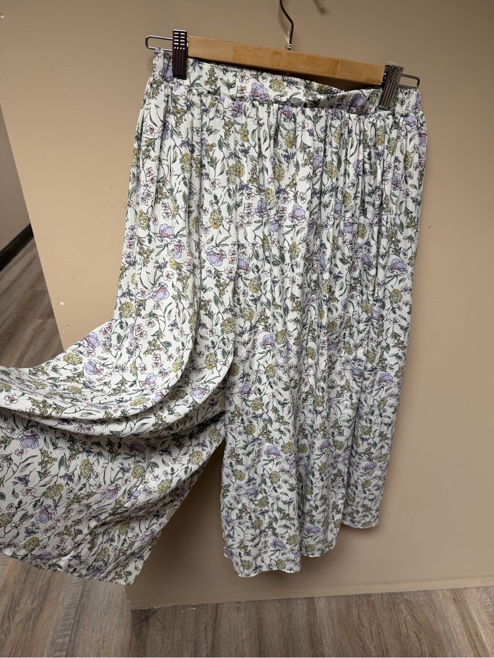 Floral Print Midi Pants in Cream and Green